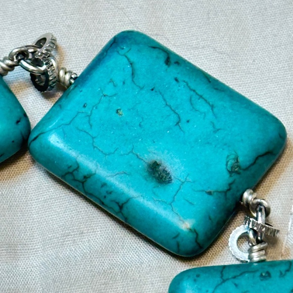 Green Howlite & silver toggle bracelet.  Large rectangular stones. - Picture 2 of 16